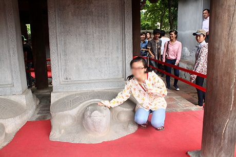 Sĩ tử hồn nhiên vượt rào sờ đầu rùa cầu thi đỗ - 5 Hồn nhiên nhảy qua rào, sờ đầu rùa và tạo dáng chụp ảnh khi lực lượng bảo vệ di tích lơ là