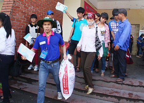 Sẵn sàng xách hộ hành lý.