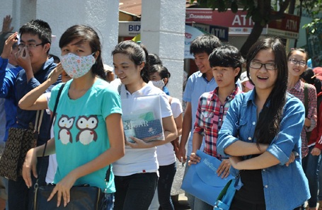 Chùm ảnh: Thở phào sau buổi thi cuối - 7 Thí sinh tại Hội đồng thi trường ĐH Bách khoa Đà Nẵng rạng rỡ sau môn thi cuối. (Ảnh: Hà Thế An)