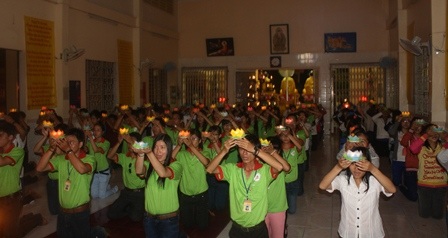 Các sĩ tử thắp nến làm lễ cầu nguyện.