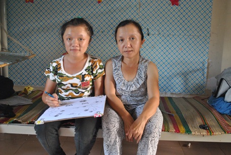 Dù phía trước còn nhiều khó khăn nhưng hai mẹ con luôn nở nụ cười lạc quan.