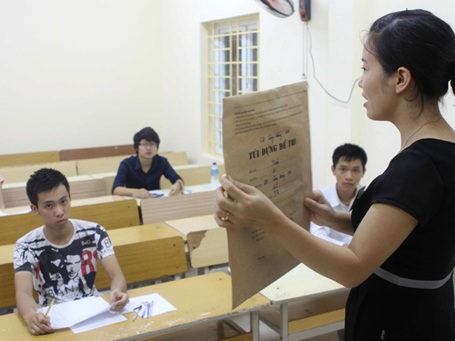 Trường cao đẳng: Chưa thi đã lo sẽ "đói" sinh viên - 2 Thí sinh dự thi tại trường Cao đẳng Đối ngoại, TPHCM. (Ảnh: Phương Vy/TTXVN)