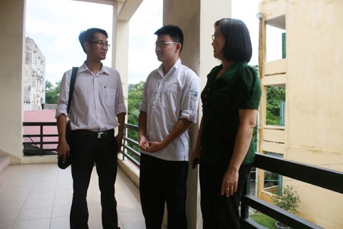 Thủ khoa 29,5 điểm ở đất cảng: “Em học rất ít” - 1 Thầy giáo chủ nhiệm và cô hiệu trưởng đón Danh về thăm trường trong niềm vui vô bờ.