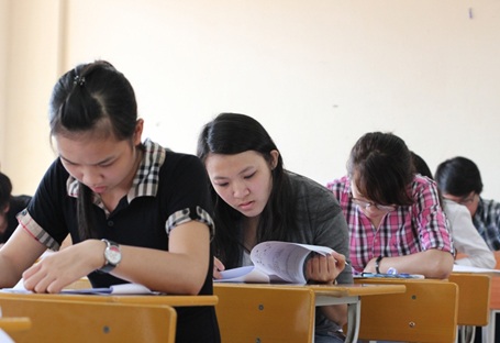 50 suất học bổng vào ĐH FPT cho đợt tuyển sinh tháng 8/2013 - 1 Sinh viên làm bài dự thi kì thi tuyển sinh đợt 1 (5/5) của ĐH FPT.
