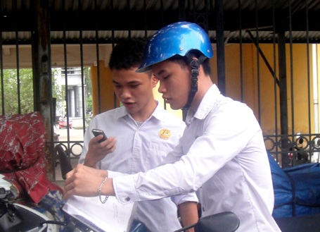 Đề Toán tương đối khó, nhiều thí sinh ra sớm - 16 Thí sinh tại Hà Nội xem lại bài. (Ảnh: Phương Hoài)