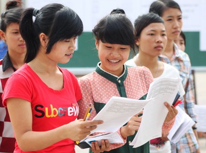 Chùm ảnh: Thở phào sau buổi thi cuối - 2 Thí sinh cụm thi Vinh phấn khởi vì đề Hóa vừa sức (Ảnh: Doãn Hòa).