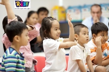 Trong lớp bé làm quen với RISE.