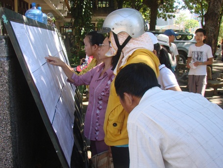 Quảng Ngãi: Điểm chuẩn vào lớp 10 cao nhất thuộc trường ở nông thôn - 1 Phụ huynh và học sinh xem điểm thi vào 10 ở trường THPT chuyên Lê Khiết