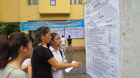 Sát cánh bên con trong kỳ thi trọng đại - 14 Người mẹ cùng con tìm phòng thi tại ĐH Công đoàn, Hà Nội. (Ảnh: Hồng Hạnh)