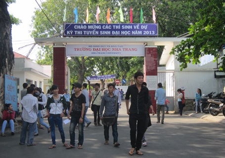 1 thí sinh có... 3 số báo danh - 1 Thí sinh làm thủ tục dự thi sáng ngày 3/7 tại Trường ĐH Nha Trang