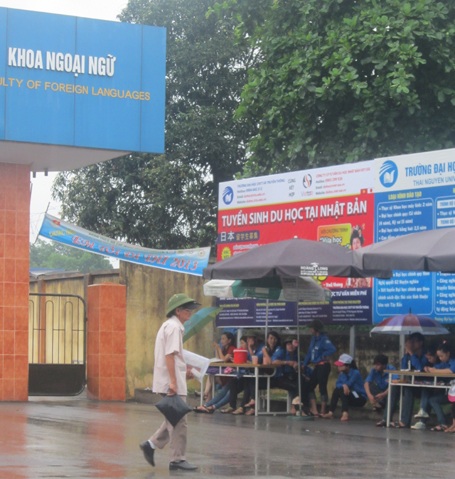 Dáng đi của ông Lê Quang Lung rất khỏe khoắn.