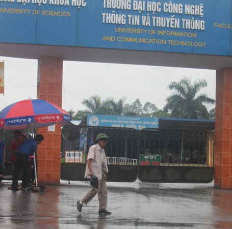 Dáng đi của ông Lê Quang Lung rất khỏe khoắn.