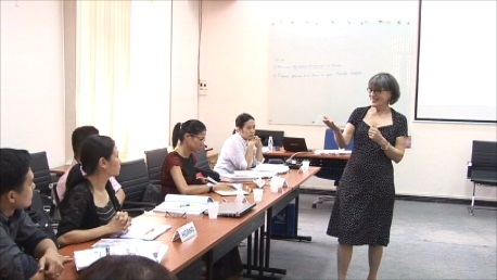 Khóa học EMBA - Chìa khóa nâng tầm quản lý cho lãnh đạo - 2 Giảng viên đang thảo luận cùng học viên trong giờ học.