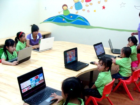 Trường Mầm non quốc tế IQ thông báo tuyển sinh năm 2013 - 1 Các bé Trường Mầm non IQ đang thực hành máy vi tính.