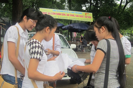 Đề Toán khối B, D vừa sức, đề Địa lý hỏi về biển đảo - 28 Thí sinh xem lại bài thi môn Toán. (Ảnh: Thanh Luân)