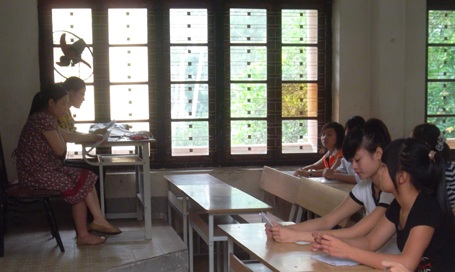 Giám thị phổ biến quy chế thi. (Ảnh: Thanh Luân)