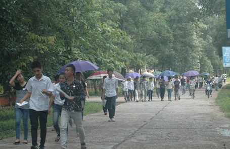 Đề Toán tương đối khó, nhiều thí sinh ra sớm - 18 Các thí sinh dự thi tại ĐH Sư phạm Thái Nguyên kết thúc môn Toán. (Ảnh: Thanh Luân)