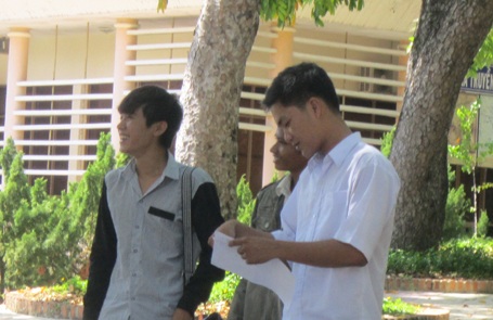 Đề Toán tương đối khó, nhiều thí sinh ra sớm - 6 Thí sinh trao đổi bài làm sau khi môn thi kết thúc. (Ảnh: Nguyễn Dũng)
