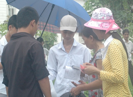 Đề Toán tương đối khó, nhiều thí sinh ra sớm - 19 Các thí sinh dự thi tại ĐH Sư phạm Thái Nguyên kết thúc môn Toán. (Ảnh: Thanh Luân)