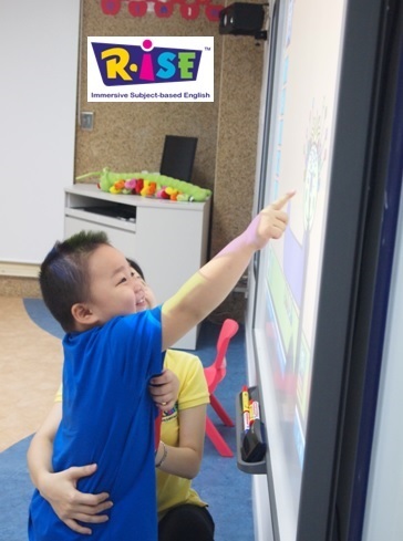 Bé tương tác với bảng thông minh.