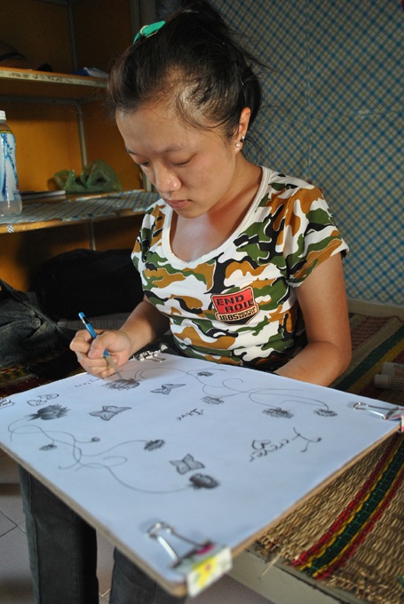 Thanh Thảo chăm chú với bức vẽ của mình.
