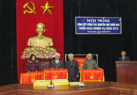 Ninh Bình: Yên Thắng một mô hình Xã hội học tập từ cơ sở - 1 Lãnh đạo Hội Khuyến học Việt Nam tặng cờ và bằng khen cho Hội Khuyến học Ninh Bình
