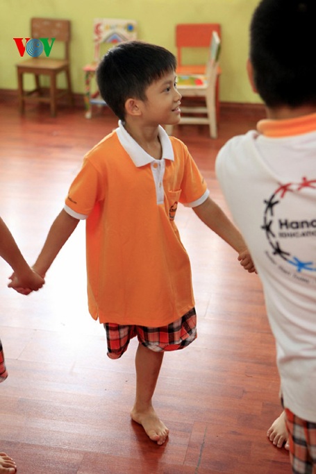 Em hòa đồng với cả lớp như không bị một khiếm khuyết gì.