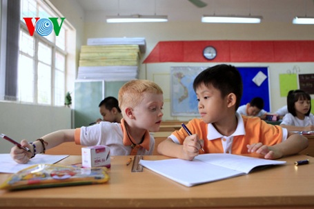 Thiện Nhân ngồi cạnh Bodhi, một cậu bé người Úc.