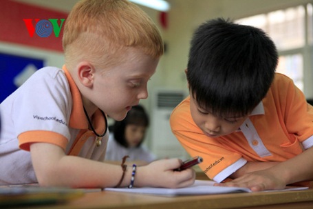 Bodhi đọc viết hơi chậm nên Thiện Nhân thường giúp bạn.