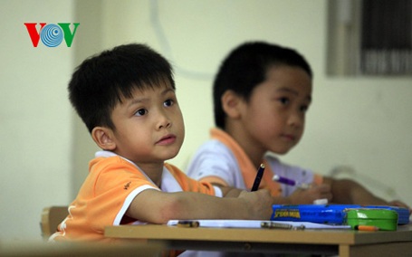 Chăm chú nghe giảng.