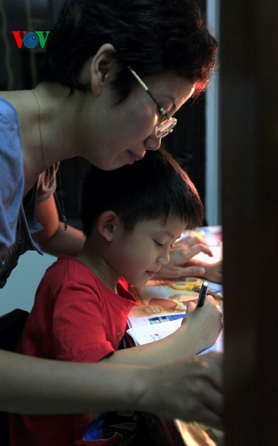 Mẹ Mai Anh bên cạnh Thiên Nhân trong giờ học tối.