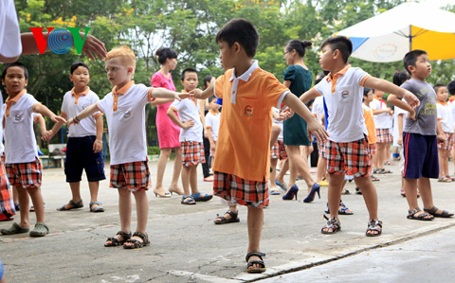 Nhảy theo nhạc cùng cả trường.