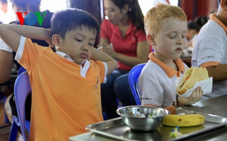 Ăn trưa cùng các bạn.