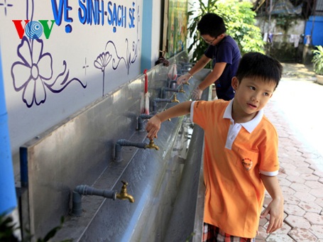 Không quên rửa tay sau khi ăn trưa tại trường.