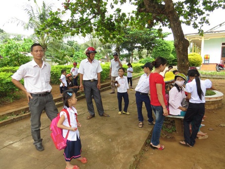Đoạn đường tới trường vắng vẻ khiến phụ huynh lo lắng.