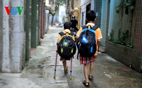 Đúng 7 giờ, Thiện Nhân và anh Hải Minh ra đầu ngõ để lên xe tới trường.