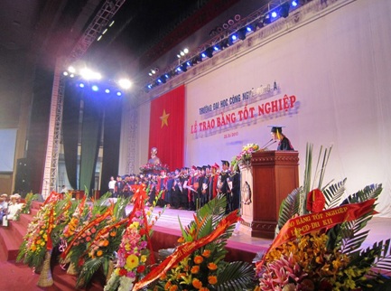 Trường Đại học Công nghệ Đông Á thông báo xét tuyển NV2 và NV3 - 2 Lễ trao bằng tốt nghiệp Đại học Khóa 1 (2009-2013).