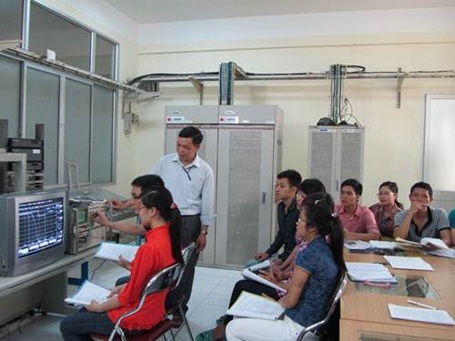 Học nghề - một con đường khác dẫn tới thành công - 1 Các sinh viên hệ Cao đẳng nghề Học viện Công nghệ Bưu chính Viễn thông trong một giờ học thực hành
