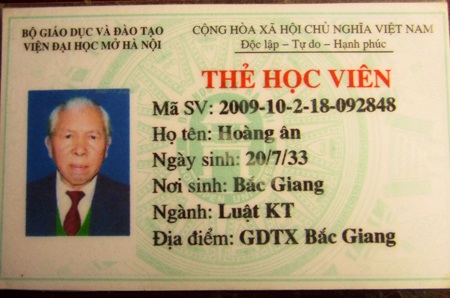 Gặp lão sinh viên U80 vẫn tới giảng đường đại học - 3 Giấy báo nhập học năm 2009 của “lão sinh viên” Hoàng Ân.