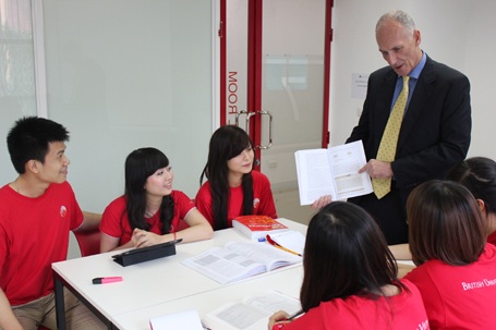 Tư vấn về cơ hội học Đại học Anh Quốc VN ngay năm 2013 - 8 Đỗ Duy Dương và các sinh viên trong lớp học về Marketing cùng giảng viên Tony Summers