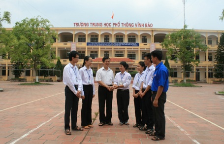 Về thăm “ngôi trường làng của các thủ khoa” - 2 Thầy hiệu trưởng vui mừng đón 5 thủ khoa đại học năm 2013 về thăm trường.