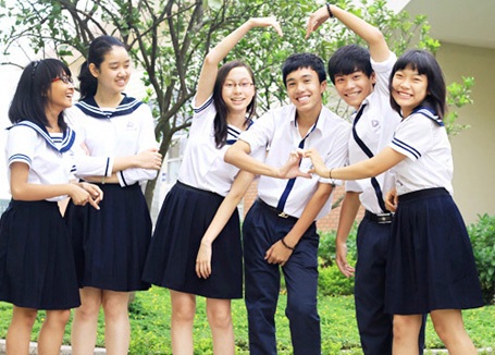Đồng phục học sinh: Phụ huynh nghèo “méo mó”! - 2 Đồng phục của Trường THPT Lương Thế Vinh, Hà Nội.
