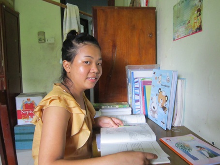 Cô học trò mồ côi nuôi ước mơ trở thành giáo viên - 1 Cô học trò mồ côi Trần Thị Lan bên góc học tập.
