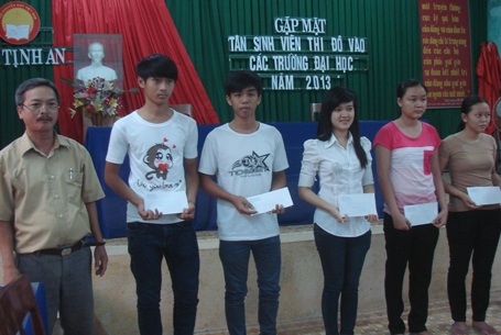 Quảng Ngãi: Tặng quà tân sinh viên trước khi đi học xa nhà - 2 Tân sinh viên chụp hình lưu niệm cùng ông Trần Kỹ.