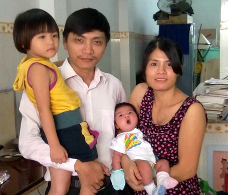 Gặp thủ khoa 35 tuổi quê đất võ Bình Định - 2 Thủ khoa Trần Đình Trung cùng vợ và 2 con.