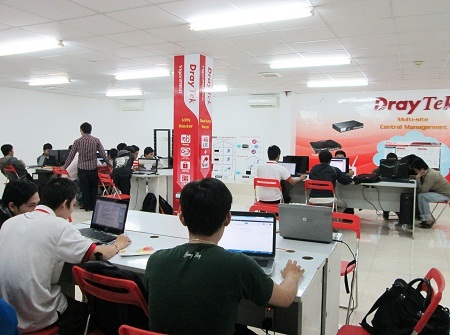 Học và làm thực tế qua “500 giờ trải nghiệm” tại iSpace - 1 Học và làm thực tế “500 giờ trải nghiệm” tại iSpace