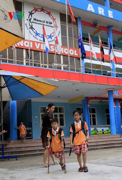 Tan trường, Thiện Nhân thường đi về với bạn học.