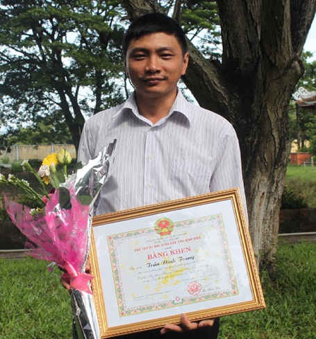 Gặp thủ khoa 35 tuổi quê đất võ Bình Định - 1 Anh Trần Đình Trung, 33 tuổi, đỗ thủ khoa Trường ĐH Tôn Đức Thắng với tổng điểm 24,5.