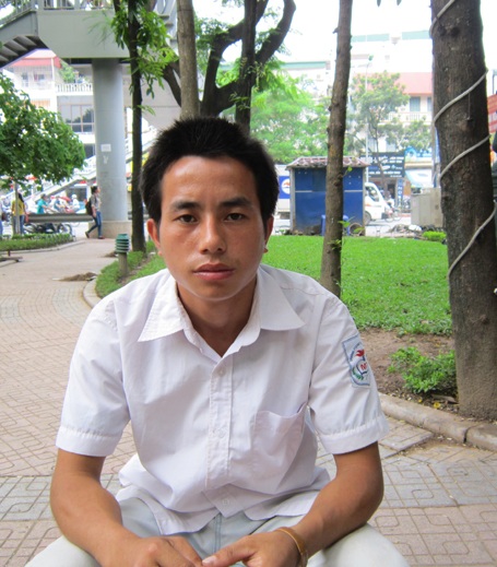 Nỗi lo của tân sinh viên mồ côi người dân tộc H’Mông - 1 Chàng trai mồ côi dân tộc H’mông Lý A Chông.