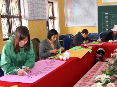 Các thầy cô trong tổ mỹ thuật trang trí phòng học.